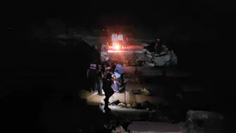 Fırat Nehri'nde ölümle burun buruna: Yıkık köprüde mahsur kalan 4 kişi için nefes kesen operasyon