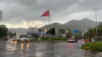 Marmaris'te gökyüzü karardı: Meteorolojiden kritik saat uyarısı geldi