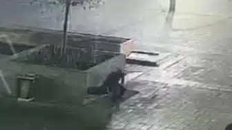 Taksim Meydanı'ndaki o anlar kamerada: Bankta unutulan telefonun bedeli ağır oldu