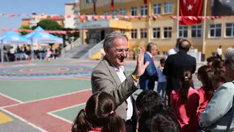 Hacılar'da ders zili çaldı: Başkan Özdoğan'dan öğrencilere teknoloji ve spor tavsiyesi