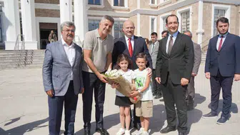 Protokolde çocuk neşesi: Vali ve vekilin çiçek kavgası ’o piti piti’ ile çözüldü