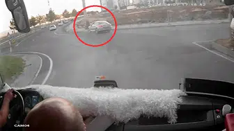 Diyarbakır'da dehşet anları: Kaldırımda yürüyen anne ve iki çocuğuna otomobil çarptı