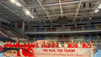 İzmir’in kurtuluş coşkusu voleybol parkelerine taşındı: Üç dev kulüp tek yürek oldu