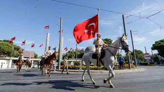 İzmir'de 9 Eylül ruhu: Gökyüzünde SOLOTÜRK, caddelerde süvari geçidi