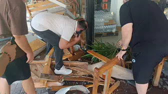 Saniyelerle gelen mucize: Kontrolden çıkan minibüs kafeye daldı