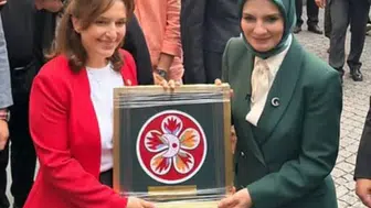 Asırlık makinenin ilmeklerinde hayat bulan tarih: Bakan Göktaş'a özel hediye
