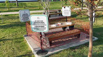 İskenderun sahilinde sıra dışı sergi: Çöp bırakanlara ironik gönderme