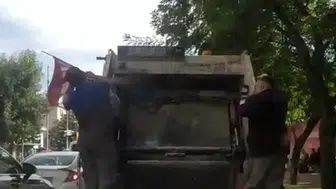 Çöp konteynerinin yanında fark ettiler: Temizlik işçilerinin örnek davranışı takdir topladı