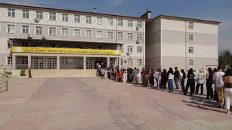 Hatay'da KPSS heyecanı: Adaylar ter dökerken yakınları dışarıda nefesini tuttu