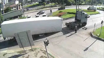Kavşakta korku dolu anlar: Tırın dorsesi bir anda yerle bir oldu