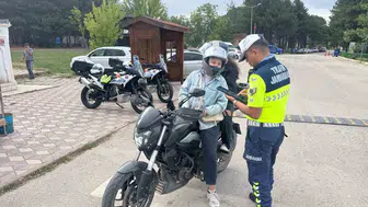 Bilecik'te Motosiklet Sürücülerine Yönelik Jandarma Denetimi: Pelitözü Gölpark'ta Trafik Güvenliği İçin Bilgilendirme Yapıldı