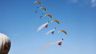 Efes semalarında tarihi anlar: 5 bin feetten süzülen dev Türk bayrağı ve Atatürk posteri