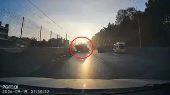 Bursa'da trafik dehşeti: Kamyonet çarptı, araç otomobilin üzerine uçtu