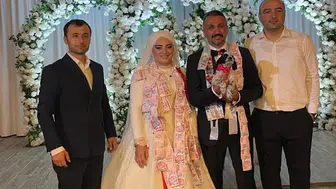 Takı töreninde şaşkına çeviren sürpriz: Altın beklerken kucağına yavru köpek bırakıldı