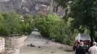Erzurum'da aniden bastıran sağanak hayatı felç etti: Araçlar sulara gömüldü