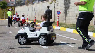 Elazığ'da miniklerin trafik karnesi: Direksiyon başında kuralları keşfettiler