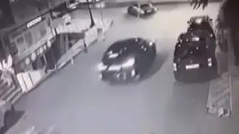 Üsküdar'da dehşet anları: Motokuryenin yola savrulduğu kaza güvenlik kamerasında