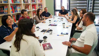 Aliağa'da edebiyat rüzgarları: Kitap tutkunları Satır Arası'nda buluşuyor