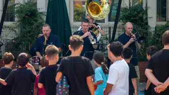 Adana'da sürpriz konser: Amerikalı müzisyenlerden yerel ezgilere selam