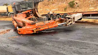 Karakuş rampasında korkutan kaza: Tonlarca ağırlıktaki iş makinesi yolu kilitledi