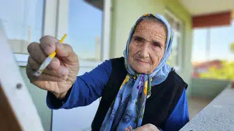 Tuvalin başında dünyayı unutuyor: 81 yaşında keşfettiği tutkusuyla 44 tabloya imza attı