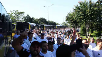 Kadıköy'de dev randevu öncesi siyah-beyazlı çıkarma