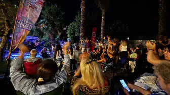 Maltepe'de nostalji rüzgarı: Mahalleli müziğin ritmiyle buluştu
