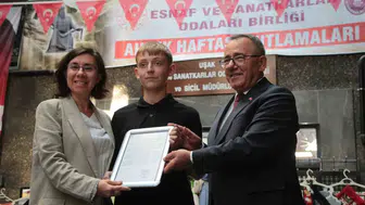 Uşak'ta 46 yıllık terzi Yücel Karabulut'a büyük onur: Yılın Ahisi seçildi