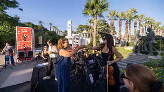 İzmir Fuarı'nda duygusal anlar: Orkestra şefi anne, kemancı kızı