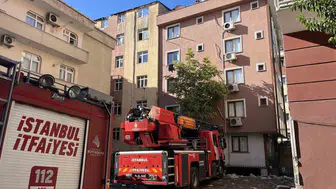 Yıkılmayı bekleyen binanın çatısı alevlere teslim oldu