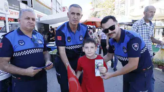 Körfez'de zabıta ekiplerinden miniklere hayati uyarı: Okul yolunda nelere dikkat etmeli?