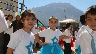 Hakkari'de okul zili barış mesajlarıyla çaldı: Gökyüzü çocuklara kalsın