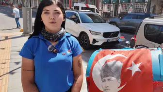 Motokurye Tuğba'nın bayrak isteğine belediye personelinden anlamlı yanıt: Sözünü tuttu