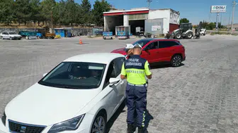 Bolvadin yollarında jandarma mesaisi: Sürücüler bu kez ceza değil uyarı alıyor