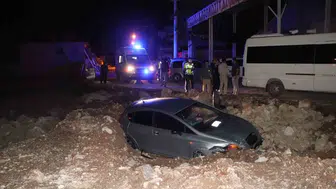 Karaman'da korku dolu anlar: Otomobil inşaat çukuruna böyle gömüldü