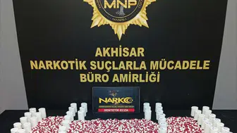 Akhisar'da şüpheli araçtan çıkanlar şoke etti: Binlerce hapla yakalandı