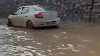 Erzurum-Artvin hattında dehşet anları: Sel suları yolu yuttu, sürücü mahsur kaldı