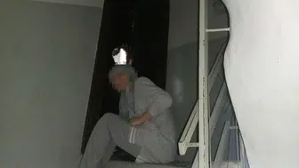Manisa'da apartman sakinlerini dehşete düşüren komşu dehşeti: Matkapla kapıyı parçaladı