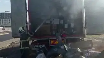Batman'da seyir halindeki kargo kamyonu alevlere teslim oldu