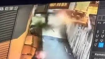 Beylikdüzü'nde gece yarısı dehşeti: Kontrolden çıkan araç dükkana daldı