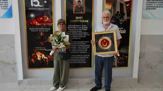 Evlatlarının ismini taşıyan okulda hüzünlü buluşma: Şehit anne ve babasından duygusal ziyaret