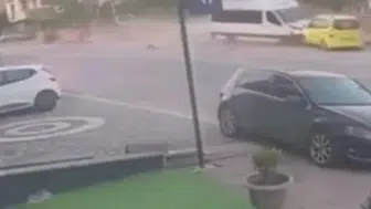 Develi'de dehşet anları: Kontrolden çıkan minibüs taksiyi sürükleyip direğe çakıldı