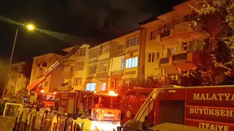 Malatya'da gece yarısı korkutan alevler: Çatı katı küle döndü