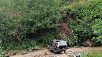 Trabzon'da yağmurun ardından gelen acı haber: Dereye uçan araçta 5 kişi yaralandı