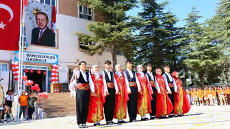 Elazığ'da okul zili umutla çaldı: Minik öğrencilerin coşkusu şehri sardı