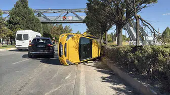 Eskişehir'de üniversite yolu üzerinde şiddetli çarpışma: İki sürücü hastanelik oldu