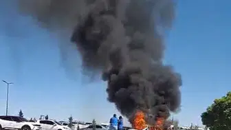 Aksaray'da hastane otoparkında korku dolu anlar: Otomobil alevlere teslim oldu