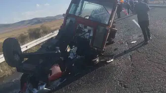 Kars çevre yolunda dehşet anları: Traktör ve otomobil çarpıştı