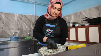 Çevresindekiler yapamazsın demişti: Elazığ'ın tek kadın balık ustası şimdi siparişlere yetişemiyor