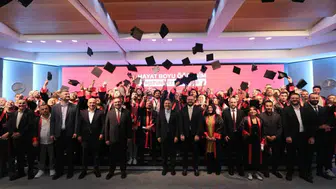 Gökyüzünün devinde diplomalar havada uçuştu: 100 çalışanın hayali gerçek oldu